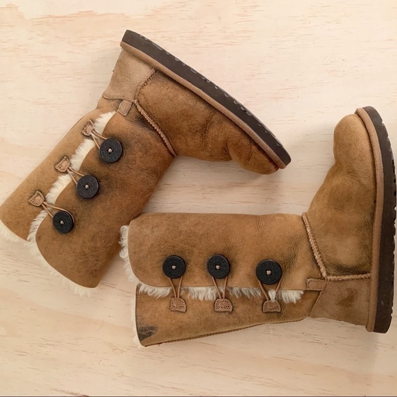 Ugg | Bailey triplet button distressed boots 6 - Picture 1 of 6
